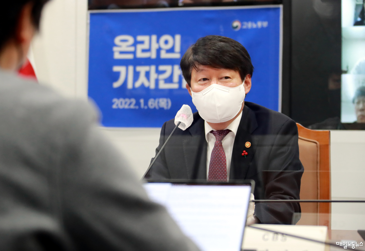 안경덕 장관 “중대재해 처벌한다” 한전 사장에 경고